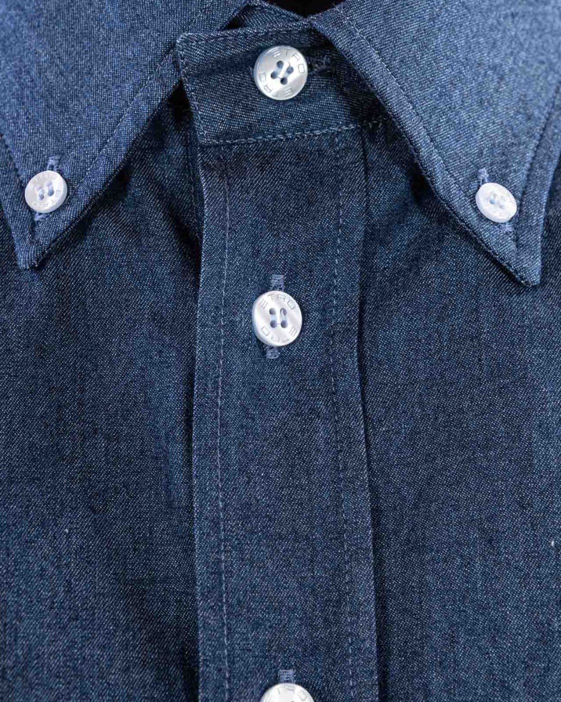 shop ETRO  Camicia: Etro camicia in denim con logo.
Camicia realizzata in denim di cotone con colletto button-down. 
Pegaso e logo ETRO ricamati sul petto.
100% cotone.
Vestibilità regular.
Colletto button-down.
Polsini con doppio bottone.
Fabbricato in Italia.. MRIB0004 99SA531-X0883 number 1970030